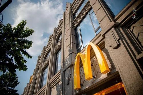 人民财评：落地面包捡回货架，食品安全意识却落了地